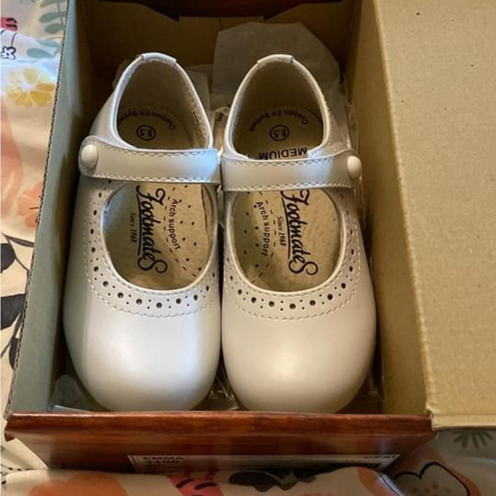 NEW Footmates. Size 8.5 Emma